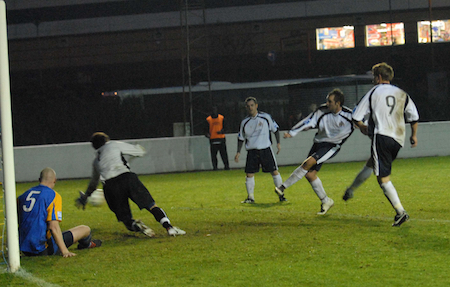 2007 11 17 Clarke scores Basingstoke copy